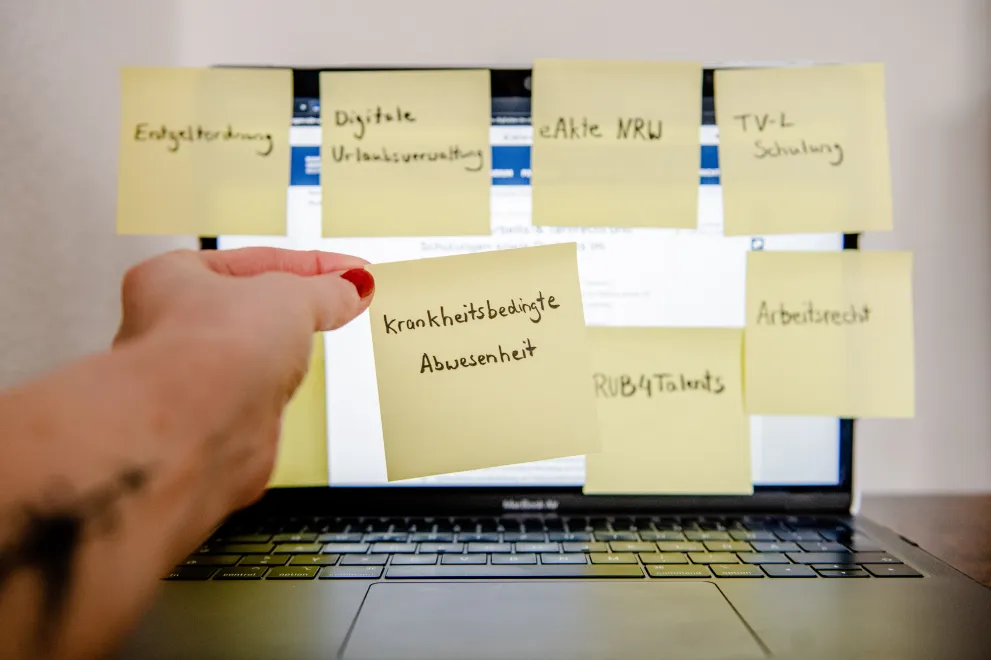 Post-It Krankheitsbedingte Abwesenheit vor Laptop.