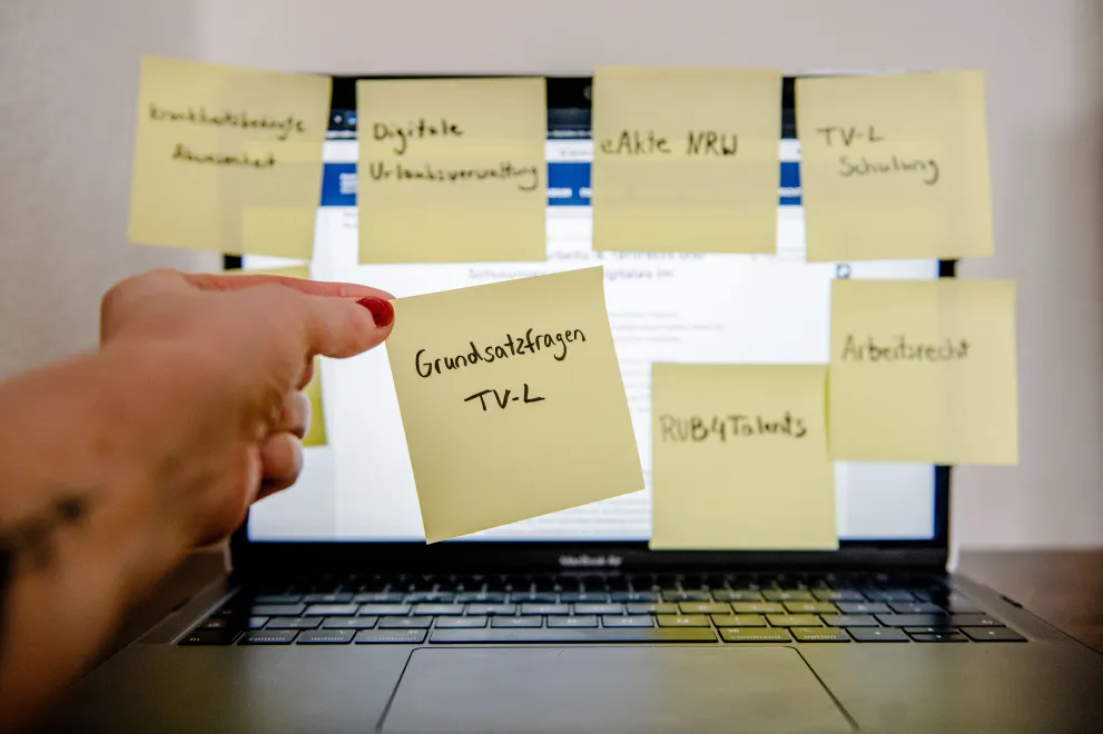 Post-It Grundsatzfragen TV-L vor Laptop.