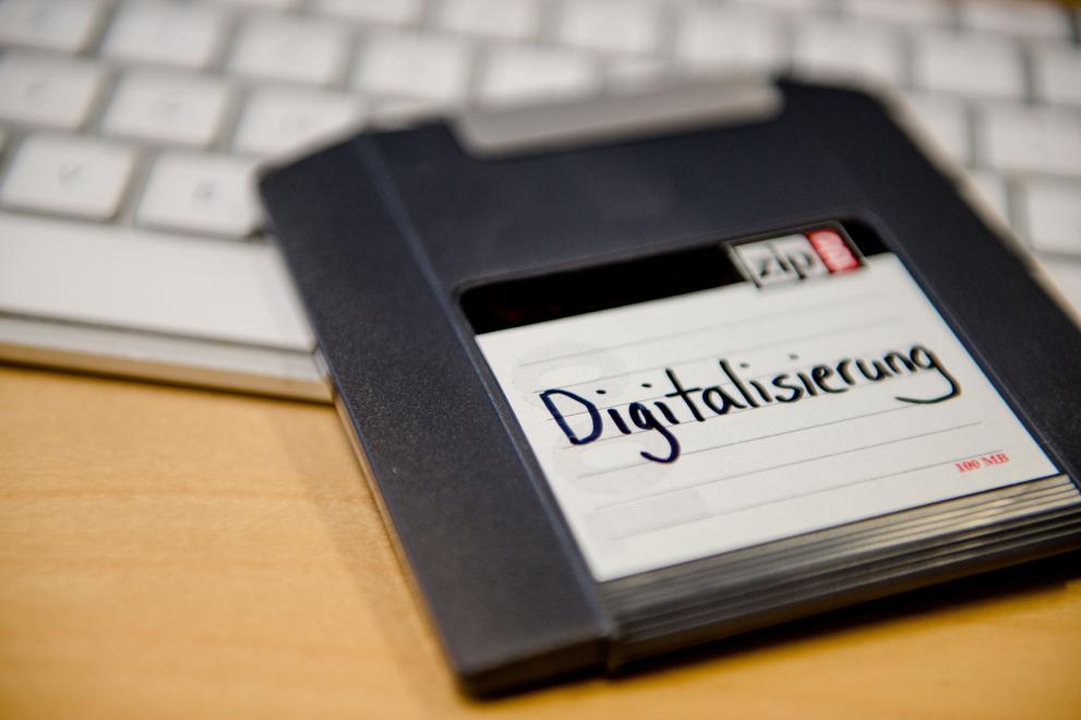 Diskette mit Aufschrift Digitalisierung liegt auf PC-Tastatur