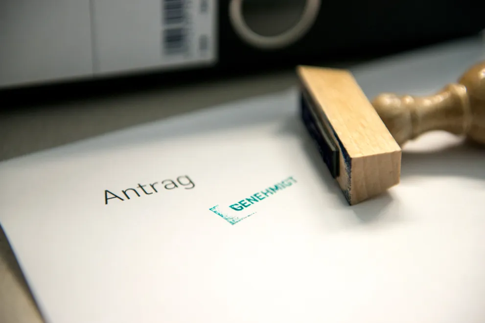 Genehmigt-Stempel auf Antrag