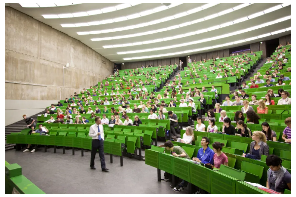 Hörsaal mit Studierenden