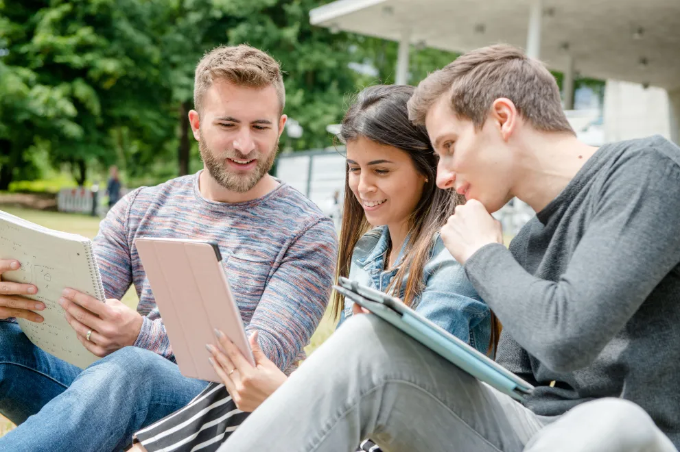 Studierende mit digitalen Endgeräten