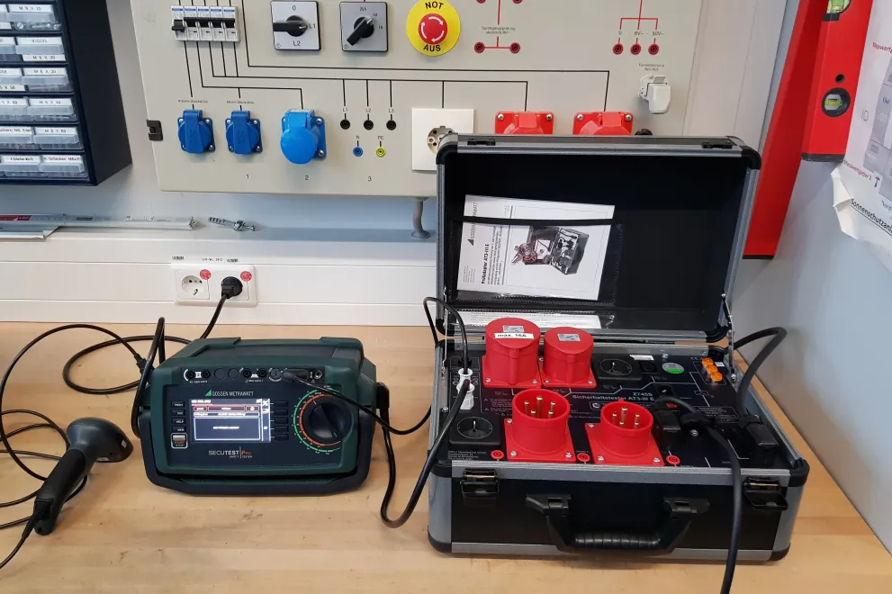 Koffer mit Werkzeug zum Arbeiten unter Spannung 