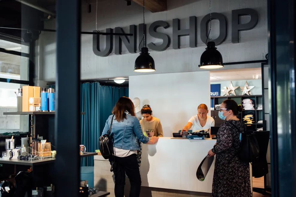 Theke mit Unishop-Schriftzug im Campus-Shop.