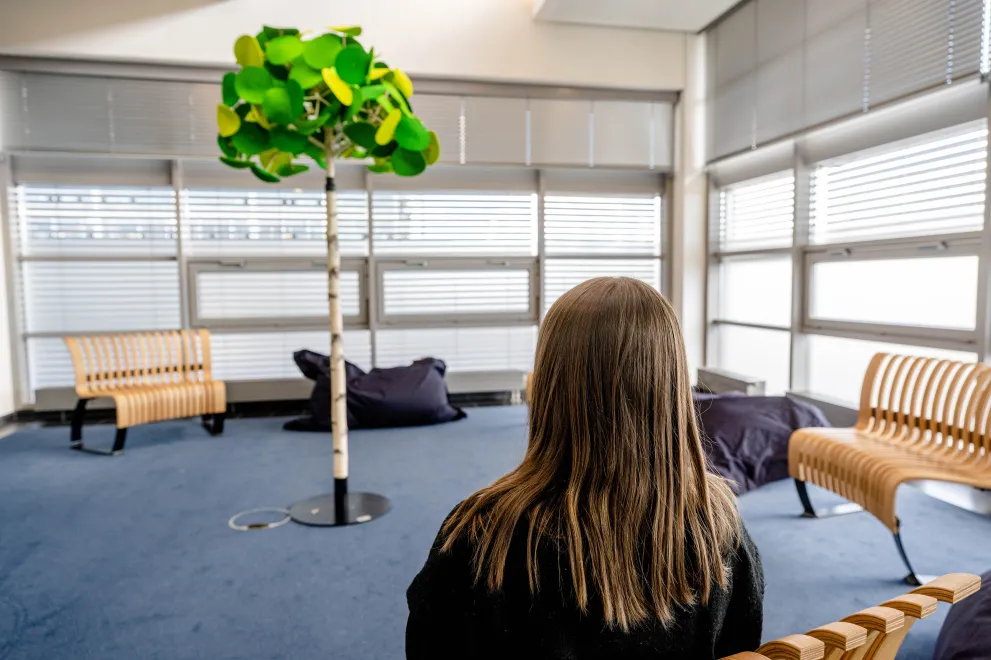 Studentin im Raum der Stille