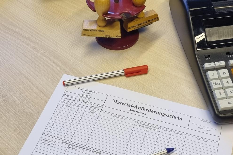 Material-Anforderungsschein auf Schreibtisch.
