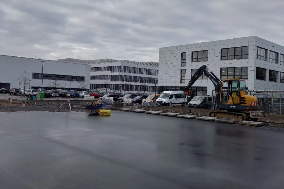 Asphaltfläche des Multifunktionsspielfeldes.