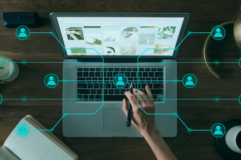 Laptop mit Netzwerk-Darstellung