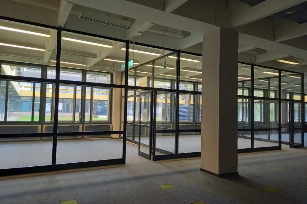 Räume mit Glaswänden im Bestand.