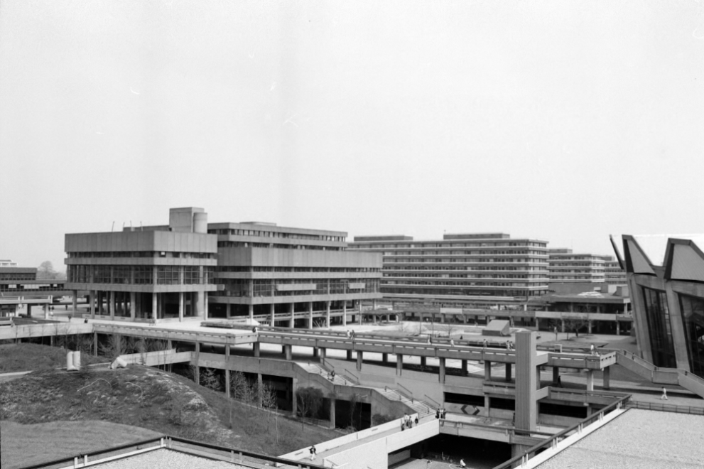 Blick von Gebäude GA auf das Forum mit Universitätsbibliothek (links) und Audimax (rechts), im Hintergrund die Gebäude der I-Reihe
