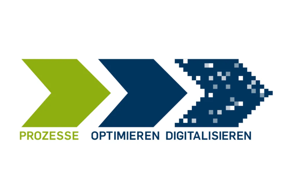 Logo des Programms "Prozessorientierung und Digitalisierung in der Verwaltung" (PDV). Das Logo besteht aus 3 nach rechts gewandten Pfeilköpfen unter denen jeweils einer der Begriffe "Prozesse", "Optimieren" und "Digitalisieren" steht