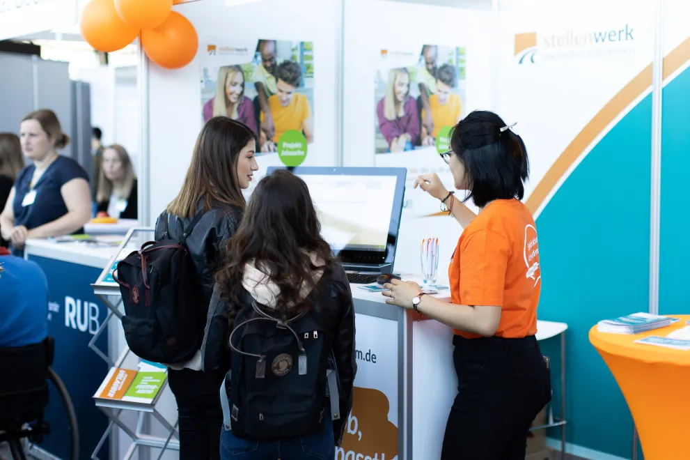 Studentinnen werden auf einer Jobmesse beraten.