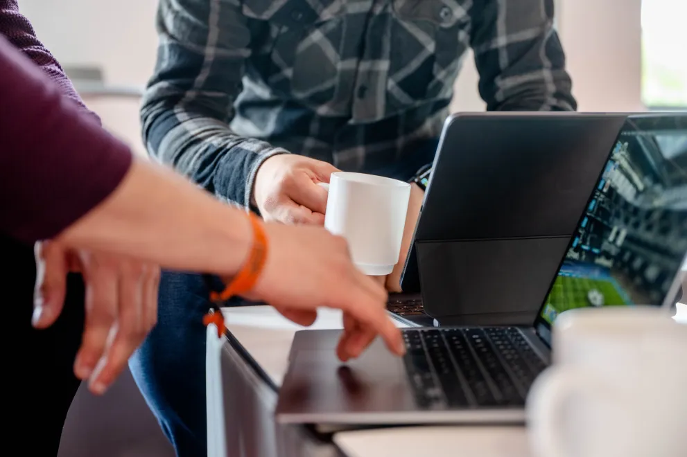Hände auf einer Laptop-Tastatur 