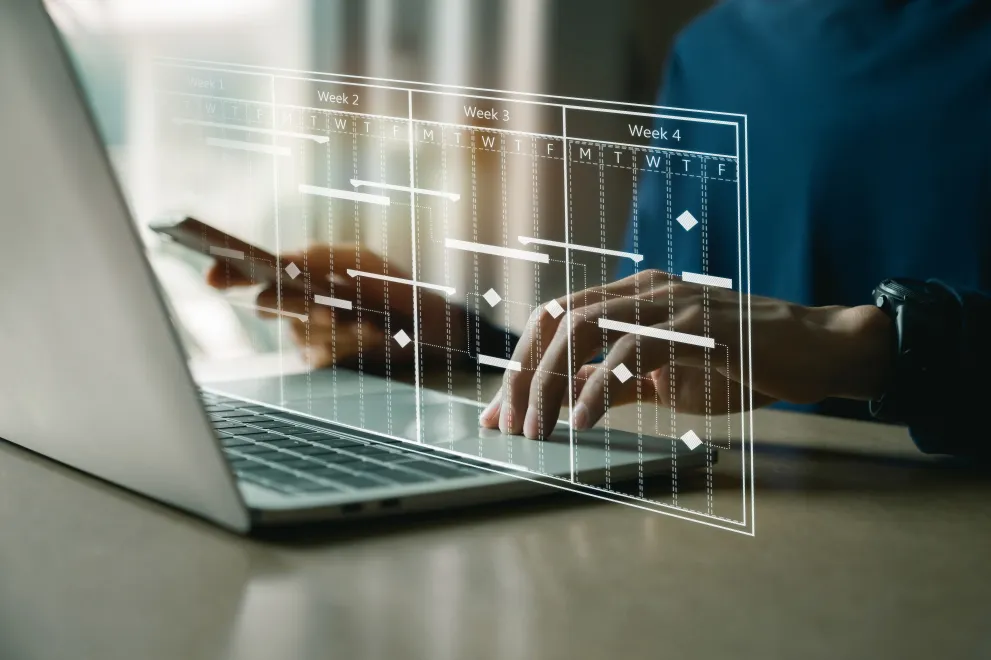 Projektmanagementkonzept, Analysten arbeiten mit dem Computer im Managementsystem, um Berichte mit KPI und Metriken zu erstellen, die mit der Datenbank verbunden sind.