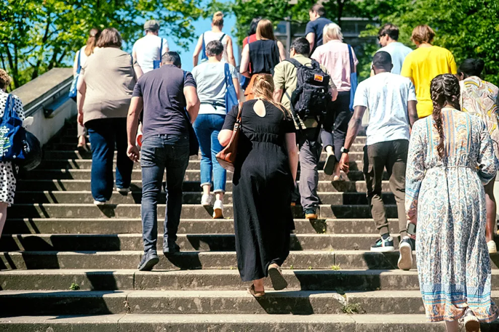 Menschen gehen die Treppe hoch