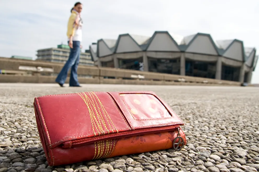 Ein Portemonnaie liegt auf dem Boden.