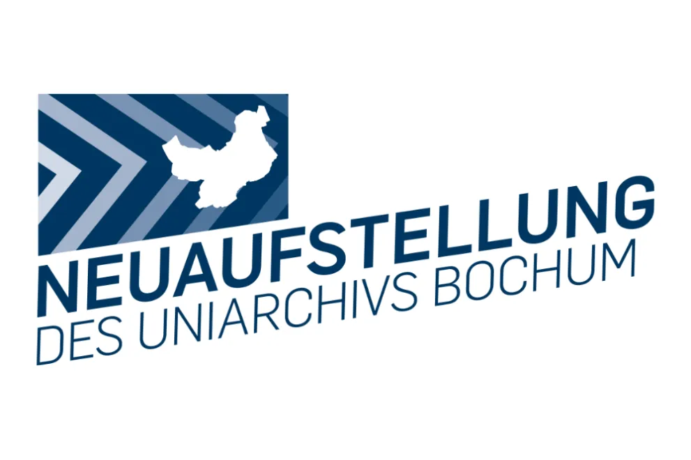 Das Logo des PDV-Projekts des Universitätsarchivs mit dem Titel "Neuaufstellung des Universitätsarchivs" ist gestalterisch an das allgemeine Logo angelehnt: Über dem schräg gesetzten Schriftzug mit dem Titel des Projekts befinet sich ein trapezförmiges Viereck mit dem Umriss der Henne und von links nach rechts verlaufenden Pfeilen, die an das allgemeine Logo des PDV-Programms angelehnt sind.