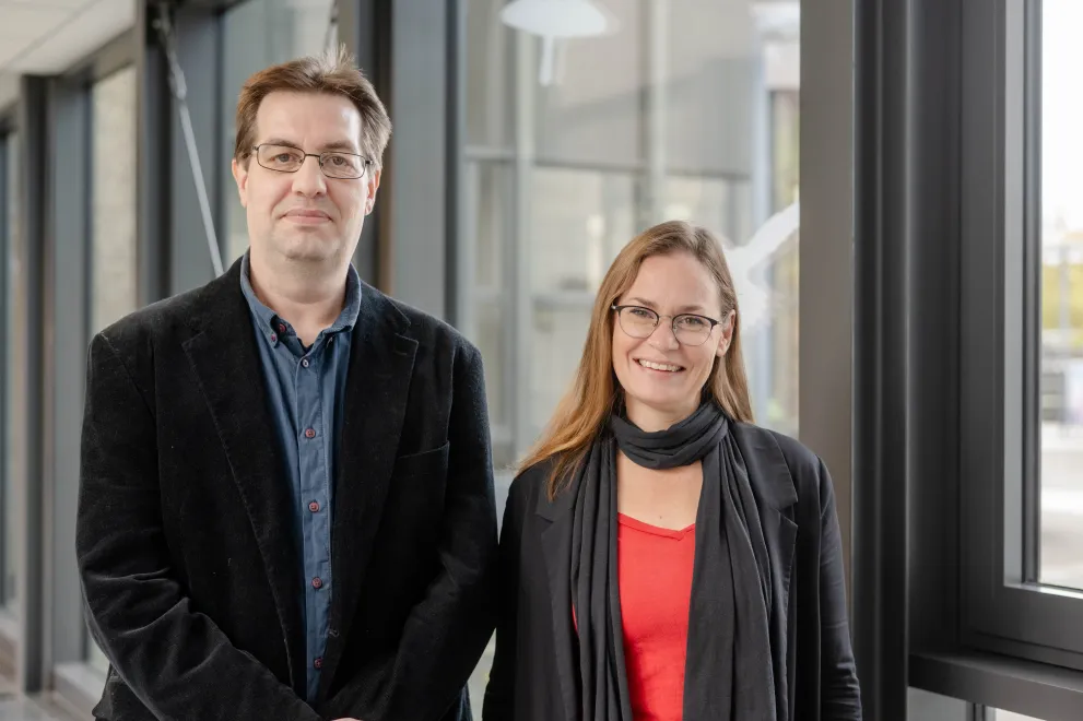 The photo shows the two contact persons for the allocation of lecture halls at Ruhr University Bochum.