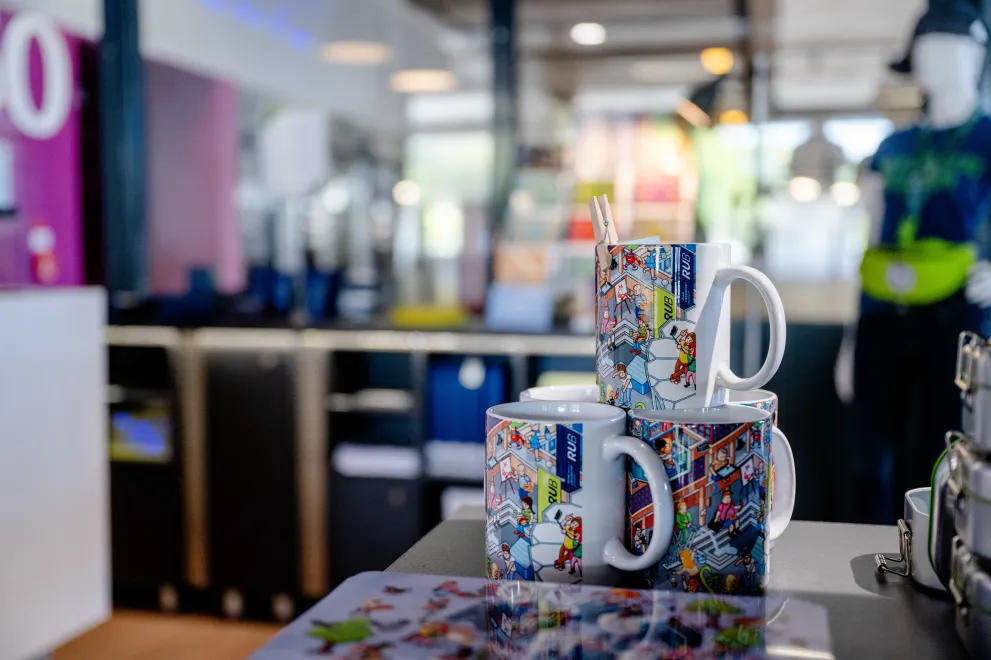 Das Bild zeigt Produkte des Unishops im Hörsaalzentrum