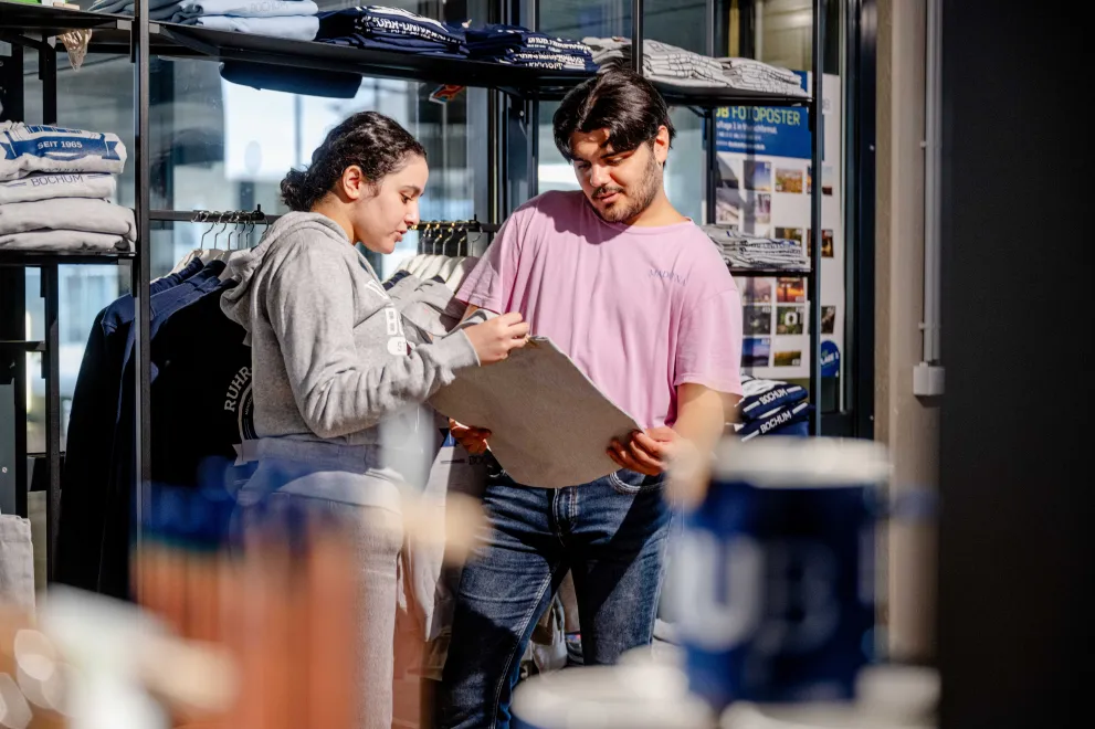 Das Bild zeigt Studierende beim Einkauf im Unishop.