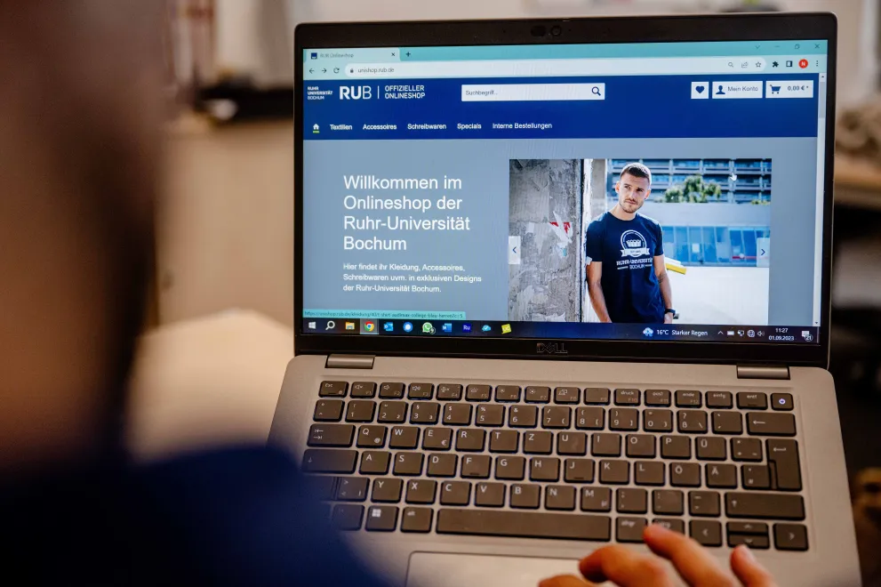 Laptop  mit Unishop-online-Webseite