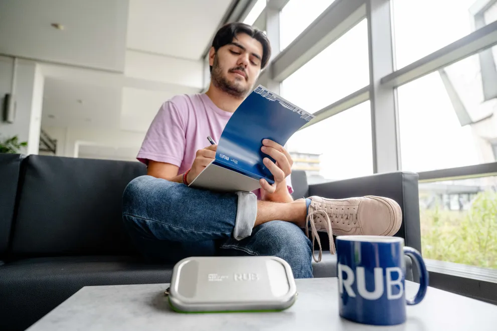 Student mit Unishop-Merchandise