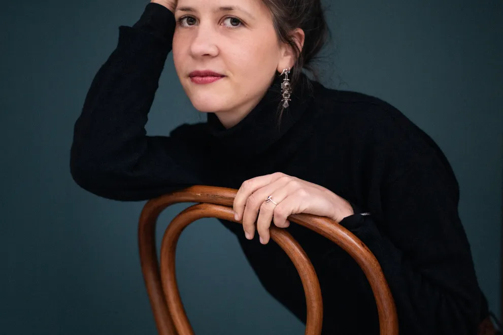 Autorin Klatt auf einem Stuhl