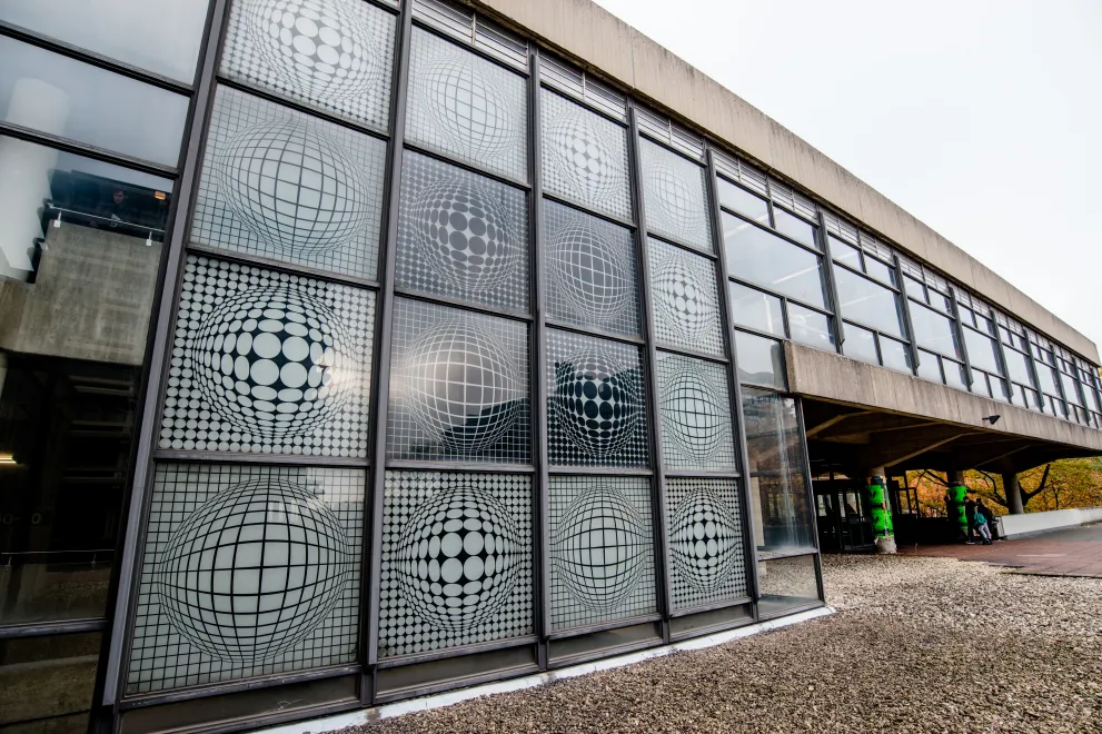 Photo: Art in front of the lecture hall center "Hörsaalzentrum Ost" (HZO)