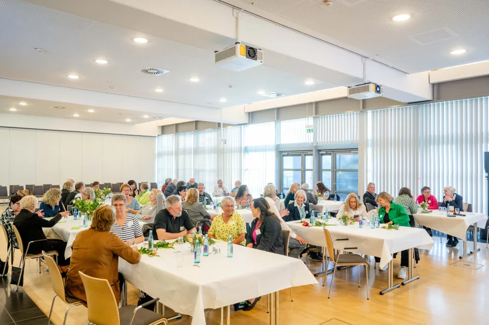 Foto: Gruppentische im Veranstaltungszentrum der Ruhr-Universität Bochum