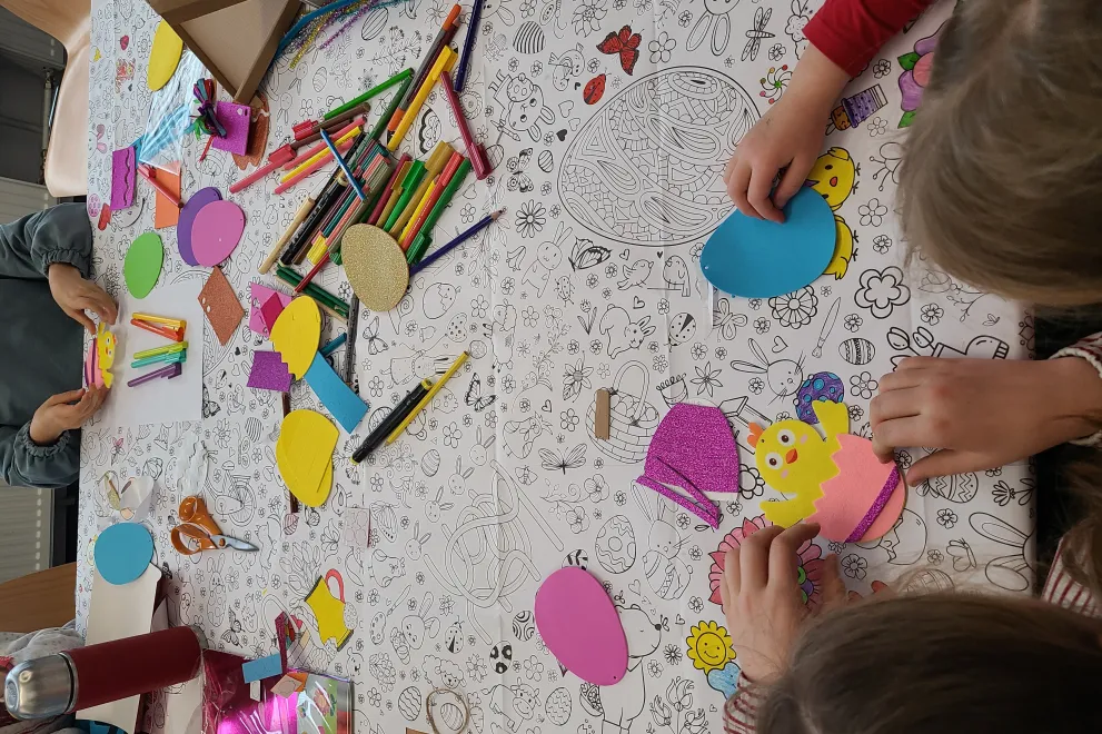 Kinder basteln Osterschmuck.