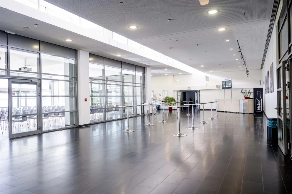 Photo: Foyer in the Convention Center of Ruhr University Bochum (RUB) with bar tables