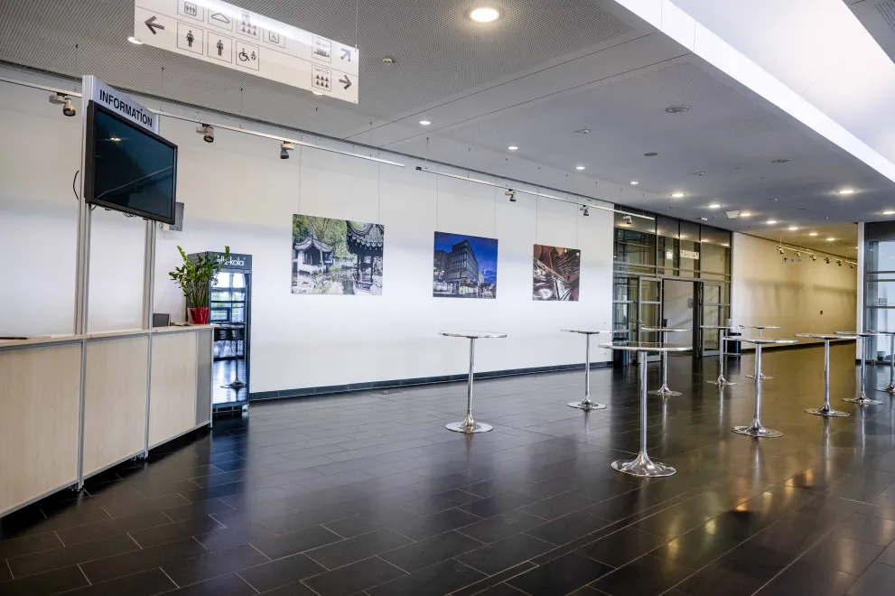 Photo: Foyer in the Convention Center of Ruhr University Bochum (RUB) with counter and bar tables