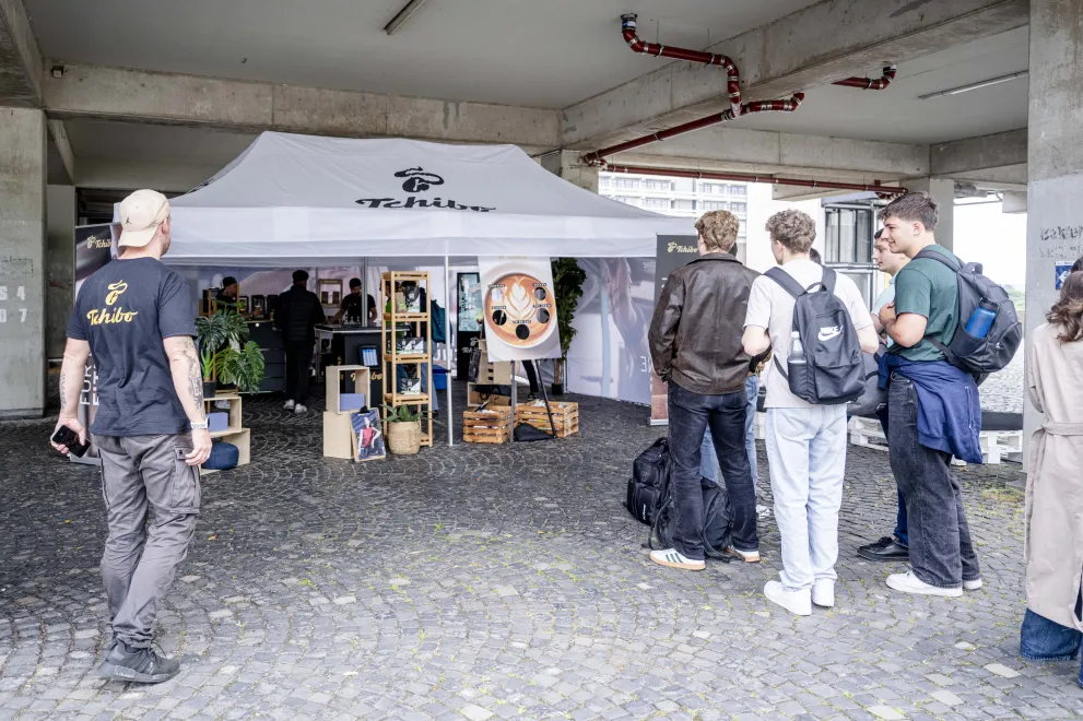 Foto: Stand vor dem Hörsaalzentrum Ost (HZO), größtes Hörsaalgebäude an der RUB, überdacht