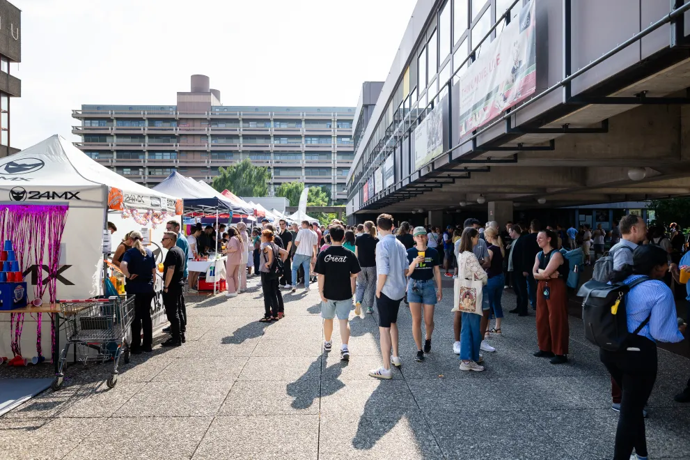 Foto: Stände und viele Menschen auf dem Campus der Ruhr-Universität Bochum