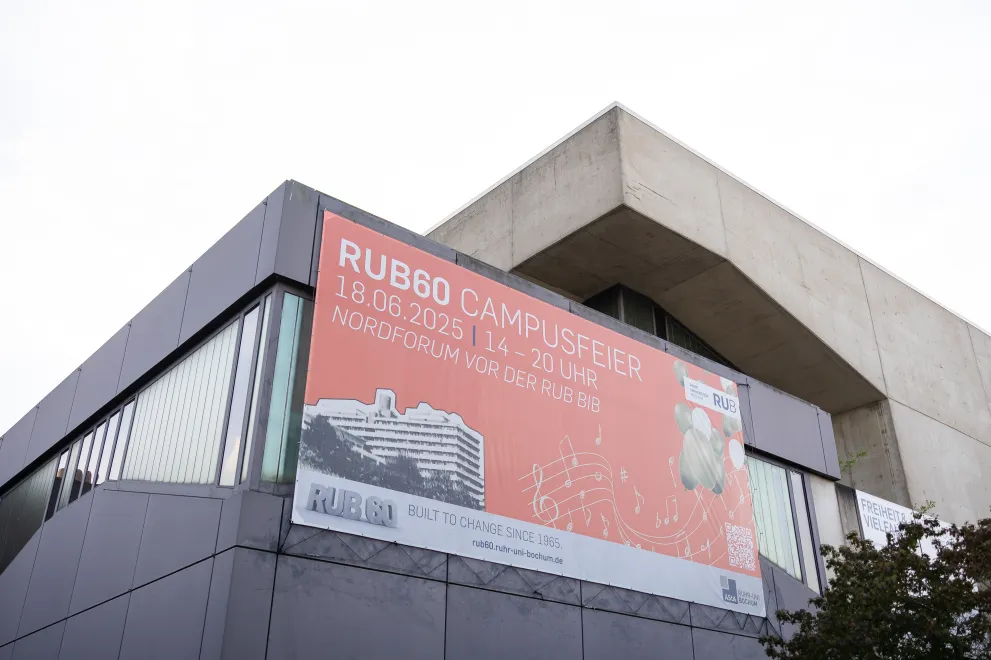 Foto: Außenbanner mit der Aufschrift "RUB60 Campusfeier" am Musischen Zentrum