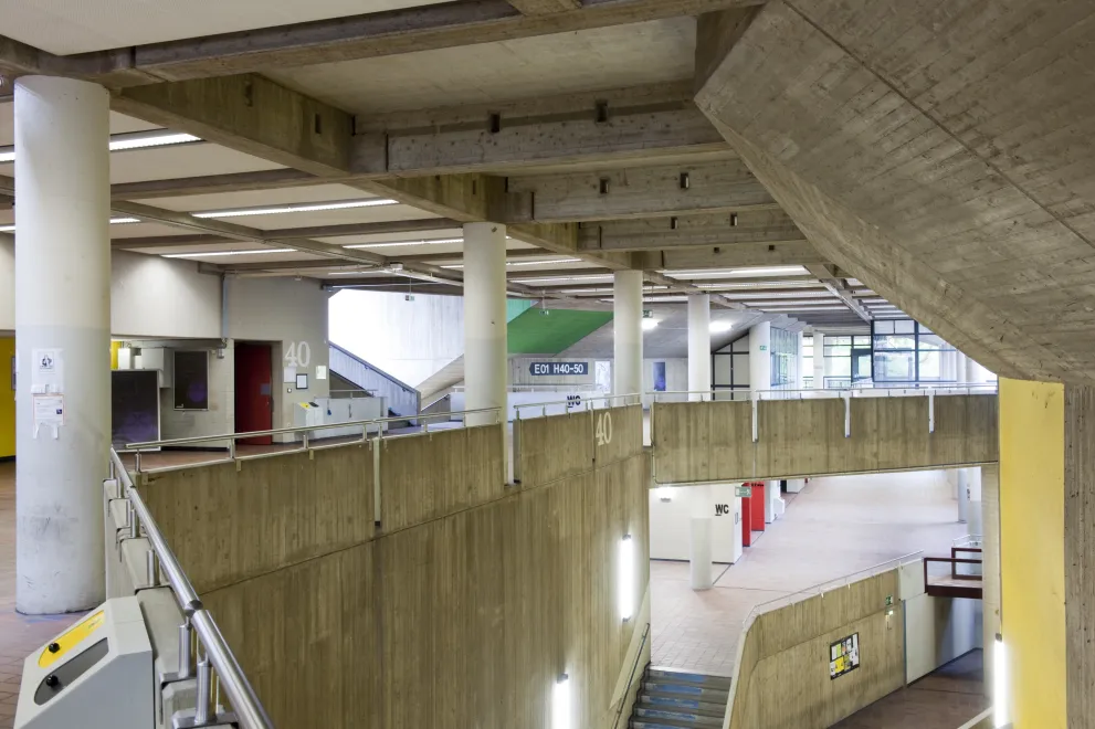 Photo: Interior view of the "Hörsaalzentrum Ost" (HZO) from one of the upper floors.