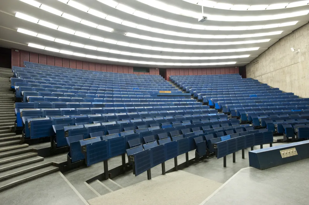 Foto: Innenaufnahme des größten Hörsaals im Hörsaalzentrum Ost von unten nach oben.