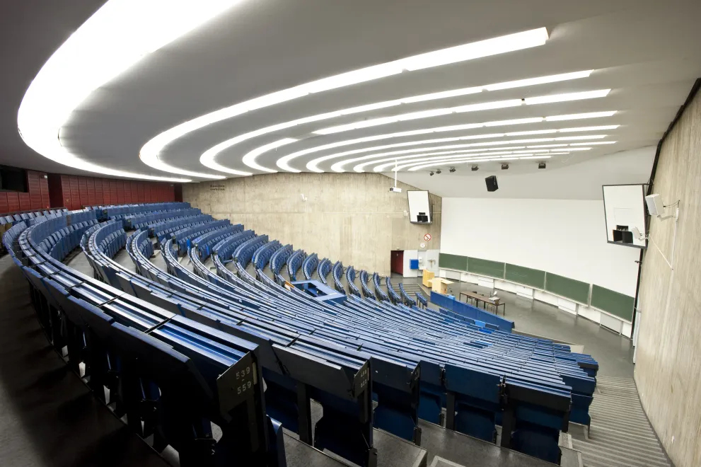 Foto: Innenaufnahme des größten Hörsaals im Hörsaalzentrum Ost von oben nach unten.