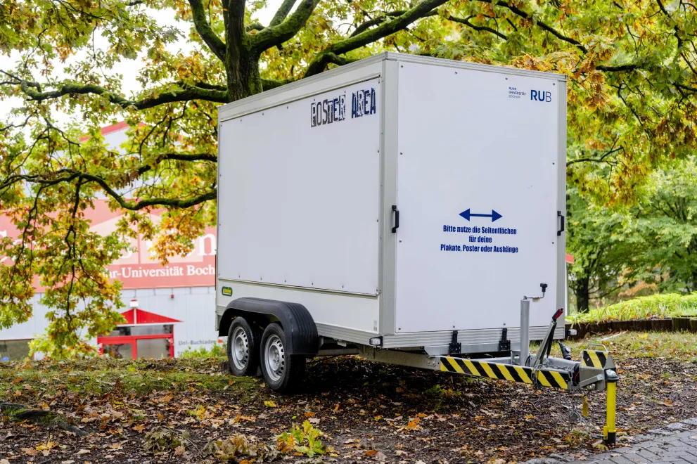 Foto: Posterwagen mit Plakatierflächen auf dem Campusgelände 