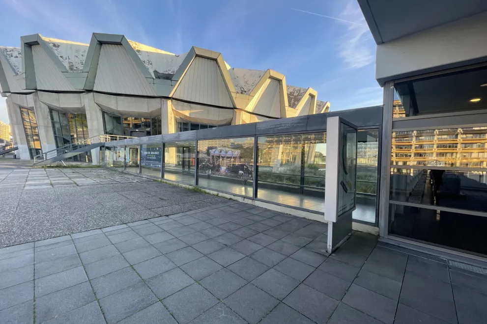 Photo: Space for posters and placards at the transition between the canteen building (Mensa) and the Audimax