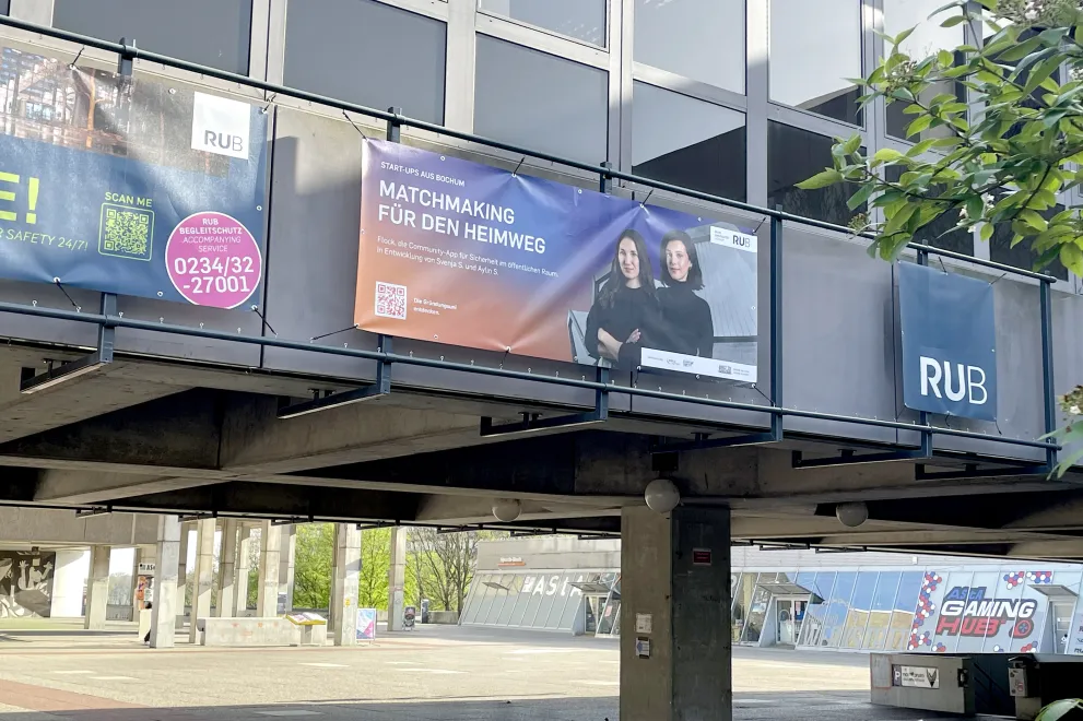 Foto: Banner an der Querspange zwischen Universitätsverwaltung und Studierendenhaus