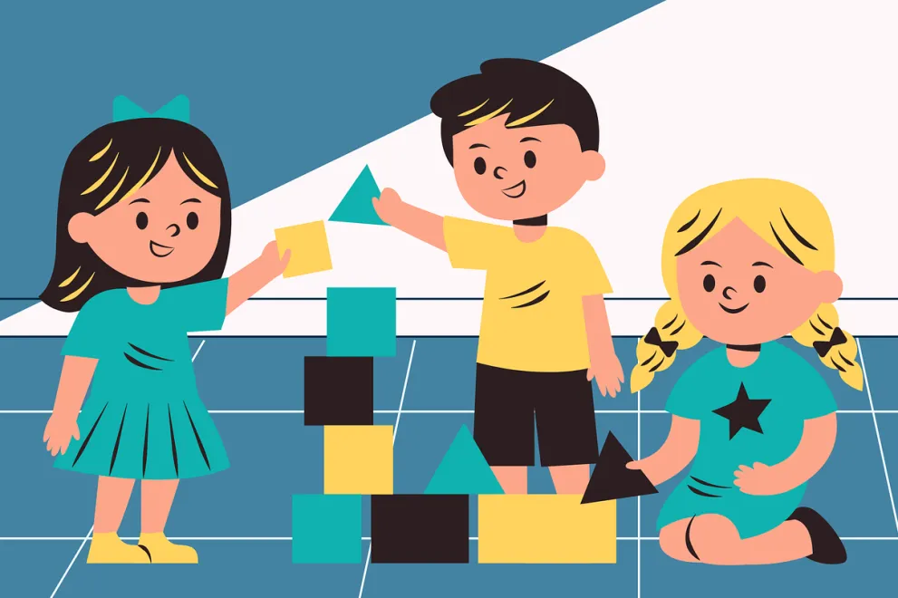 Drei Kita-Kinder, ein Junge und zwei Mädchen, spielen mit Bauklötzen.