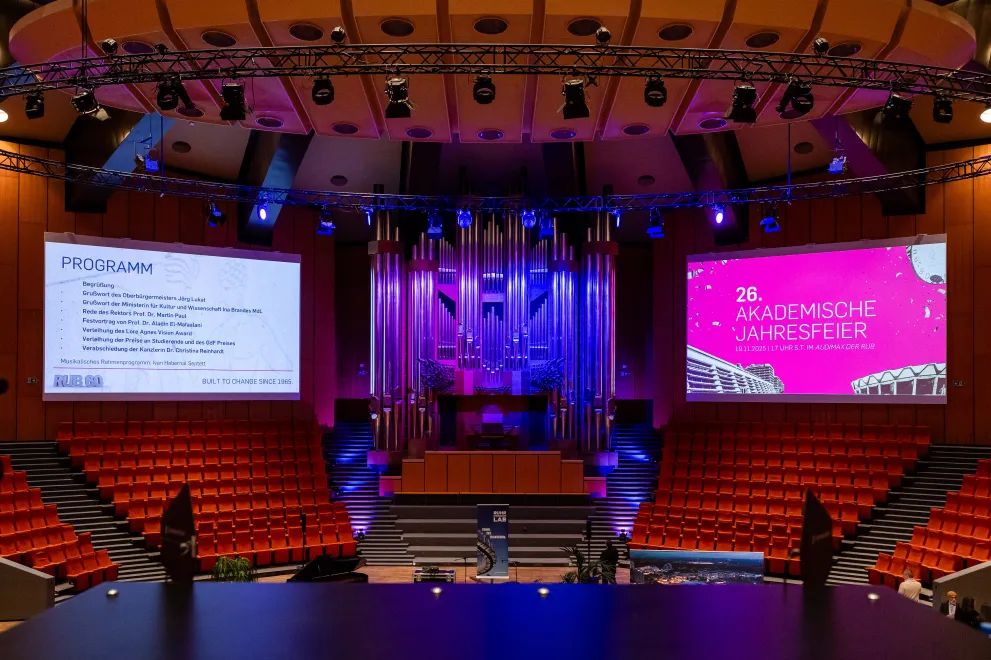 Foto: Blick in den Großen Saal des Audimax mit der Klais-Orgel in der Mitte und zwei Leinwänden links und rechts daneben