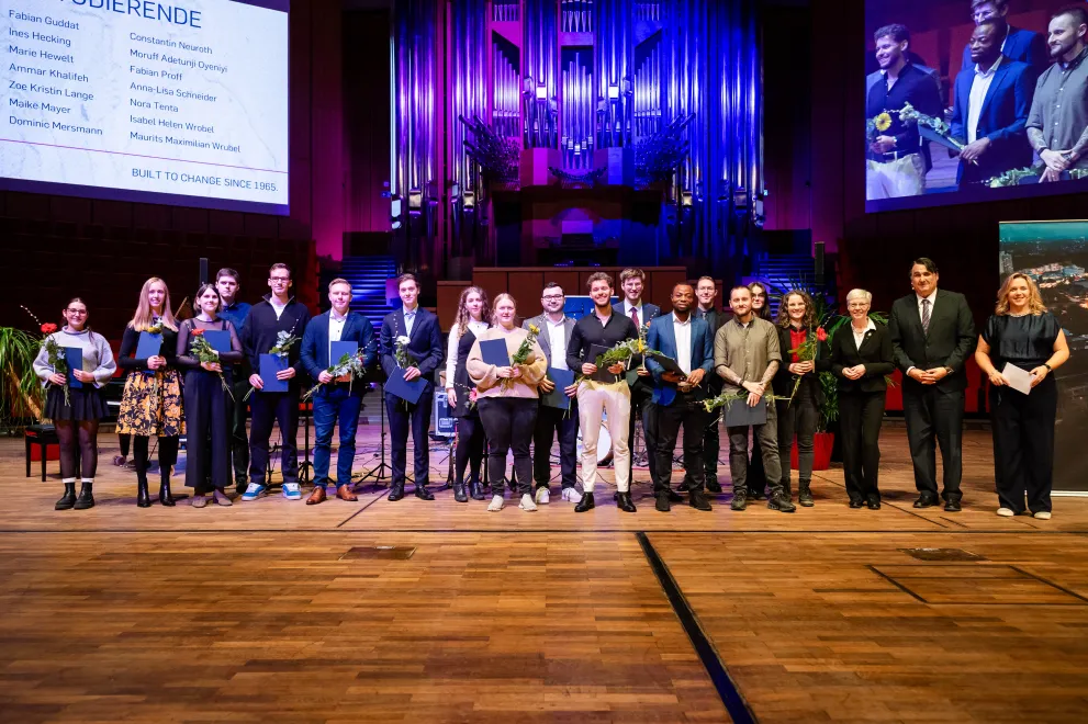 Foto: Gruppenfoto der Studierenden mit Preisen für herausragende Studienleistungen