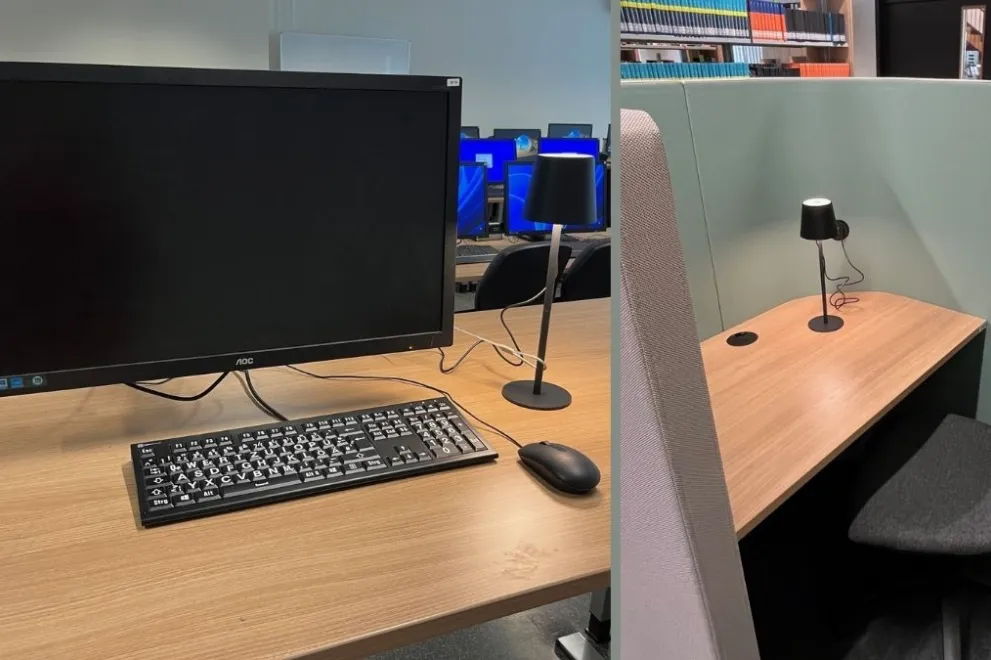 Die Abbildung besteht aus zwei Teilen: im linken Teil des Bildes wird der barrierefreie Lernplatz mit einem höhenverstellbaren Schreibtisch, einem Monitor mit Schwenkarm, einer Großschrifttastatur und einer Beistelllampe dargestellt. Im rechten Teil des Bildes wird der Lernplatz dargestellt, der aus einem Tisch mit Bürostuhl und einer Beistelllampe besteht und durch eine Abschirmung 