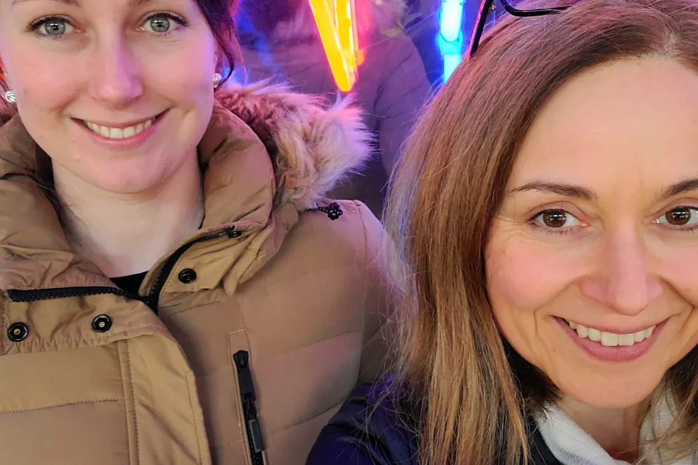 Sarah Rittmann und Katina Treese auf dem Akafö-Weihnachtsmarkt