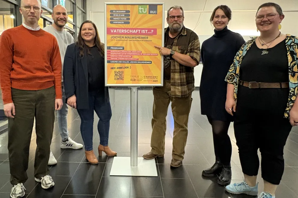 Gruppenbild mit Jochen Malmsheimer vor Vaterschaft ist... -Aufsteller
