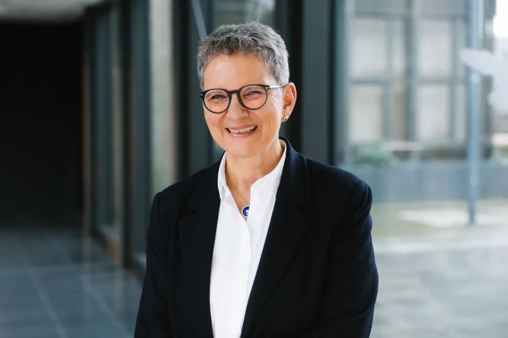 Eine Frau im schwarzem Jackett