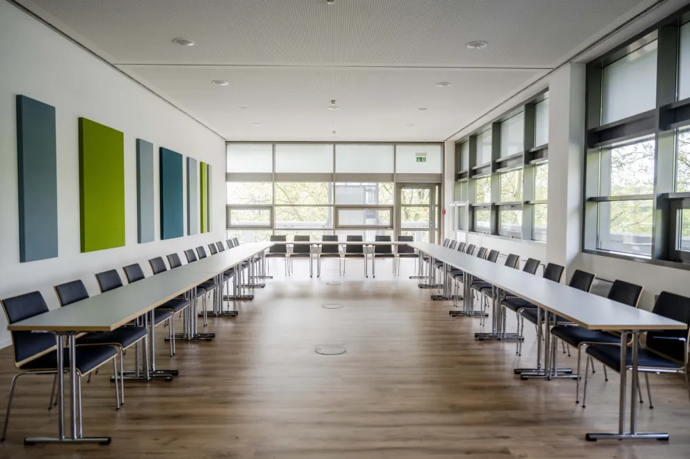 Foto: Saal 4 im Veranstaltungszentrum der Ruhr-Universität Bochum, Aufnahme von vorne