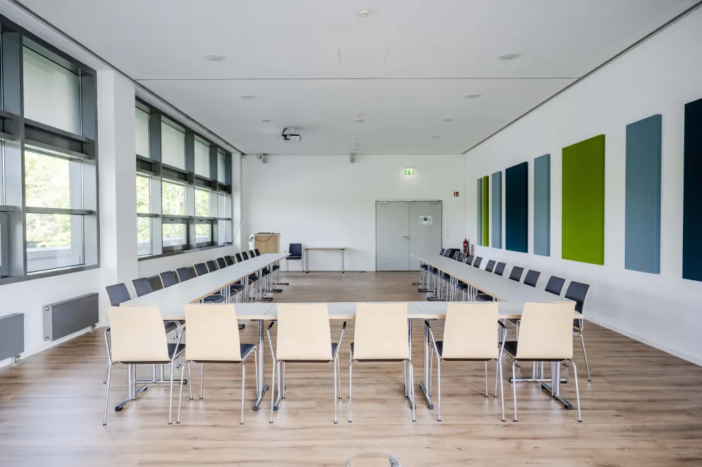 Foto: Saal 4 im Veranstaltungszentrum der Ruhr-Universität Bochum, Aufnahme hinten aus dem Saal